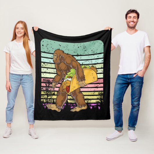 Funny Bigfoot Holding A Taco Fleecedecke (Beispiel)