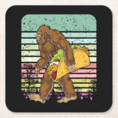 Funny Bigfoot Holding A Taco Rechteckiger Pappuntersetzer (Vorderseite)