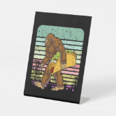 Funny Bigfoot Holding A Taco Sockelschild (Vorderseite)