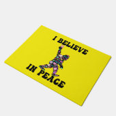 Funny Bigfoot Ich glaube an den Frieden Fußmatte (Schrägansicht)