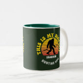 Funny Bigfoot Junting Zweifarbige Tasse (VorderseiteRechts)