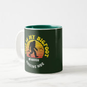 Funny Bigfoot Junting Zweifarbige Tasse (Vorderseite Links)