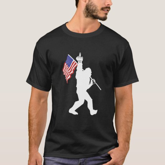 Funny Bigfoot Middle Finger USA Flag Sasquatch Bel T-Shirt (Vorderseite)
