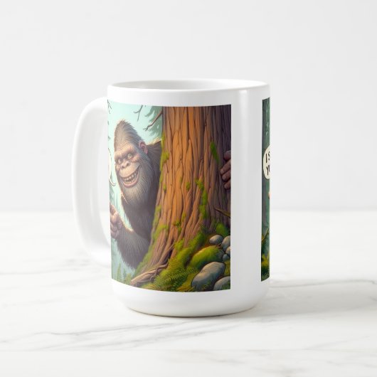Funny Bigfoot Ping von Behind Tree Kaffeetasse (Vorderseite Links)