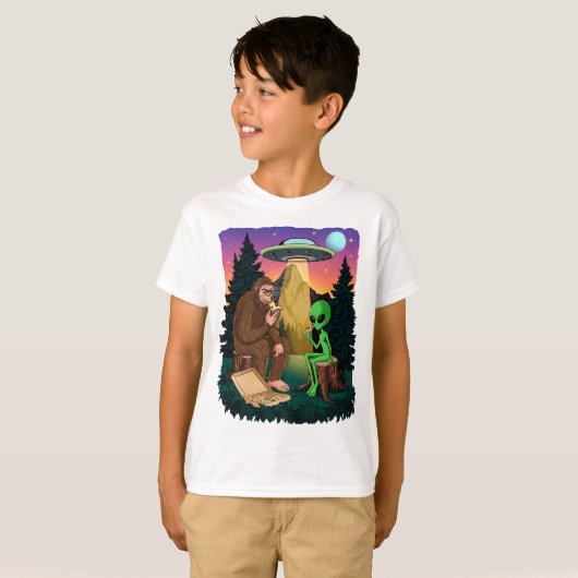 Funny Bigfoot Pizza essen mit Alien UFO Wandern T-Shirt (Vorne ganz)