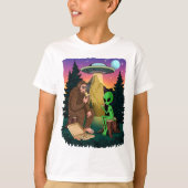 Funny Bigfoot Pizza essen mit Alien UFO Wandern T-Shirt (Vorderseite)
