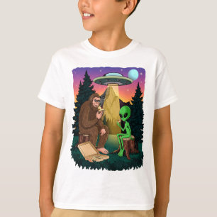 Funny Bigfoot Pizza essen mit Alien UFO Wandern T-Shirt