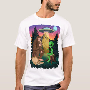 Funny Bigfoot Pizza essen mit Alien UFOs Wandern T-Shirt