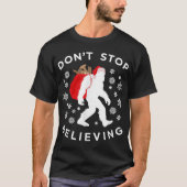 Funny Bigfoot Santa Christmas Design T-Shirt (Vorderseite)