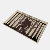 Funny Bigfoot Sasquatch Silhouette klopfen vor Fußmatte (Schrägansicht)