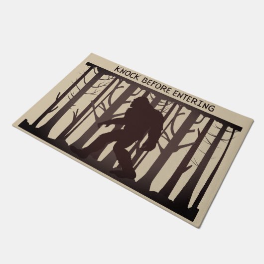 Funny Bigfoot Sasquatch Silhouette klopfen vor Fußmatte (Schrägansicht)