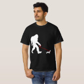 Funny Bigfoot Sasquatch Walking Dackel Weiner D T-Shirt (Vorne ganz)