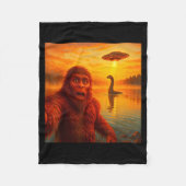 Funny Bigfoot Selfie With Loch Ness Monster And Uf Fleecedecke (Vorderseite)
