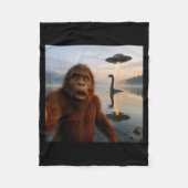 Funny Bigfoot Selfie With Loch Ness Monster And Uf Fleecedecke (Vorderseite)