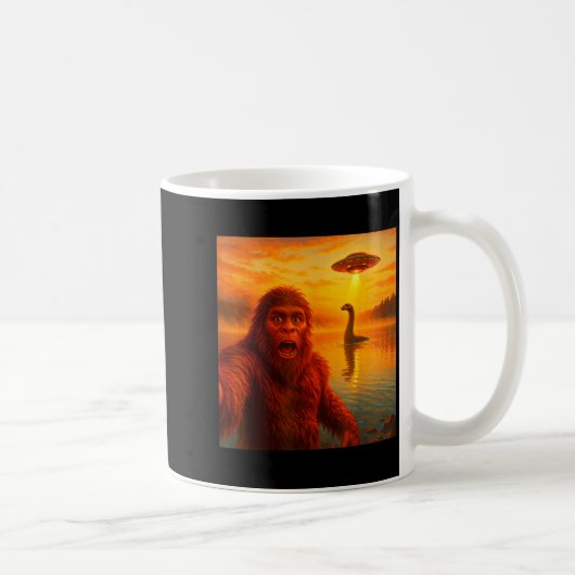 Funny Bigfoot Selfie With Loch Ness Monster And Uf Kaffeetasse (Rechts)