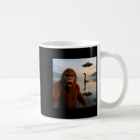 Funny Bigfoot Selfie With Loch Ness Monster And Uf Kaffeetasse (Rechts)