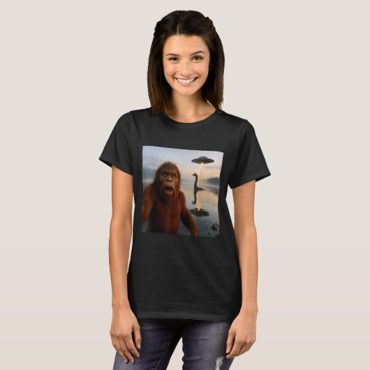 Funny Bigfoot Selfie With Loch Ness Monster And Uf T-Shirt (Vorne ganz)