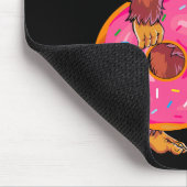 Funny Bigfoot Wandern mit großer Donut und Kaffee Mousepad (Ecke)