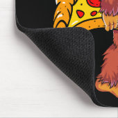 Funny Bigfoot Wandern mit großer Pizza Slice Mousepad (Ecke)
