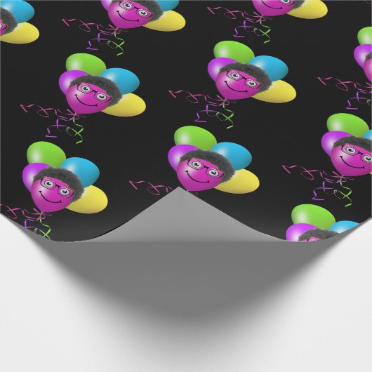 Funny Birthday Balloon Face on Black Geschenkpapier (Ecke)