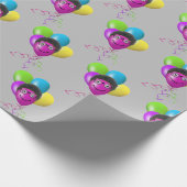Funny Birthday Balloon Face on Gray Geschenkpapier (Ecke)