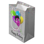 Funny Birthday Balloon Face on Gray Mittlere Geschenktüte (Vorderseite Schrägansicht)