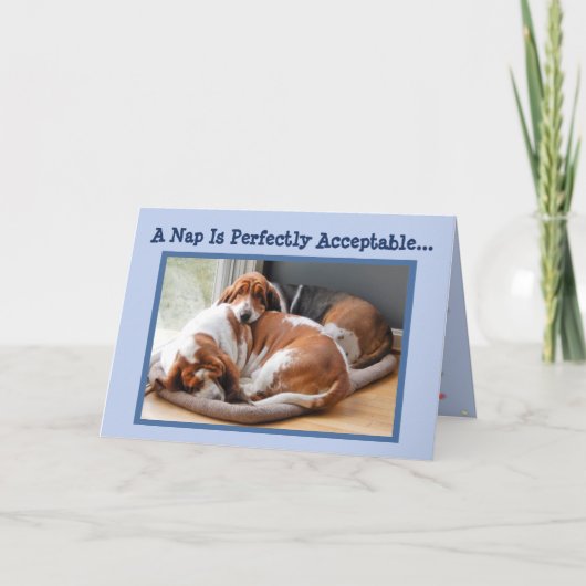 Funny Birthday Card mit Niedlicher Napping Basset  Karte (Vorderseite)