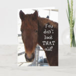 Funny Birthday Compliment TWH Horse Western Karte<br><div class="desc">Der sonnige Western "über dem Hügel" wünscht sich Geburtstag. Das süße Gesicht eines sorrel roten Tennessee Walking Horse auf Deckung. Cover Text liest, DASS DU NICHT SO ALT SEHST! Inside Text liest und das ist direkt vom MUND des PFERDES! GLÜCKLICH GEBURTSTAG! SEHEN WIR JETZT EINIGE ID! Personalisieren oder anpassen. Ein...</div>