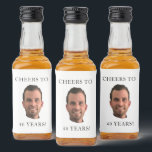 Funny Birthday Foto Face Kopf Cheers zu 40 Jahren Alkoholflaschenetikett<br><div class="desc">Funny Birthday Foto Face Kopf Cheers zu 40 Jahren Shot Alcohol Etiketten. Erhöhen und machen Sie Ihr Party durch das Angebot von Aufnahmen für die Gäste des Party. Ihre Gäste werden sicher sein, diese Liebe! WENN SIE IHR EIGENES FOTO NICHT LÖSCHEN KÖNNEN ODER MÖCHTEN, DASS ICH IHNEN HELFEN KANN, BITTE...</div>
