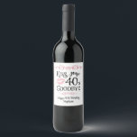 Funny Birthday Kiss Your Decke Auf Wiedersehen Weinetikett<br><div class="desc">Der sonnige Geburtstag Küsst Dein Dekade Goodbye Wein Label. Feiern Sie einen Geburtstag mit lustigen, personalisierten Weinetiketten, die ein modernes typografisches Design für das Sprichwort KISS YOUR DECADE GOODBYE (das Beispiel zeigt 40er für einen 50. Geburtstag) mit Ihrem eigenen Text anbieten. ÄNDERUNGEN: Der personalisierte Text Schriftart Stil, Farbe, Größe und...</div>