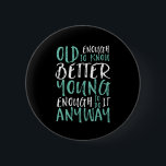 Funny Birthday Zitat alt genug jung genug Button<br><div class="desc">Das ist ein großartiges Geschenk für diejenigen, die Geburtstage feiern, in ihren 20ern oder 30ern. Wie alt bist du? Alt genug, um es besser zu wissen. Jung genug, es trotzdem zu tun. Ein lustiges und humorvolles Zitat, um der Welt lassen, dass man immer noch das coole got. Die Hintergrundfarbe kann...</div>