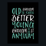 Funny Birthday Zitat alt genug jung genug Poster<br><div class="desc">Das ist ein großartiges Geschenk für diejenigen, die Geburtstage feiern, in ihren 20ern oder 30ern. Wie alt bist du? Alt genug, um es besser zu wissen. Jung genug, es trotzdem zu tun. Ein lustiges und humorvolles Zitat, um der Welt lassen, dass man immer noch das coole got. Die Hintergrundfarbe kann...</div>