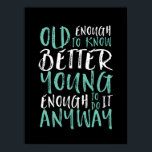 Funny Birthday Zitat alt genug jung genug Poster<br><div class="desc">Das ist ein großartiges Geschenk für diejenigen, die Geburtstage feiern, in ihren 20ern oder 30ern. Wie alt bist du? Alt genug, um es besser zu wissen. Jung genug, es trotzdem zu tun. Ein lustiges und humorvolles Zitat, um der Welt lassen, dass man immer noch das coole got. Die Hintergrundfarbe kann...</div>