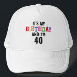 Funny Birthday Zitat Custom Age farbenfroh Truckerkappe<br><div class="desc">Funny Birthday Zitat Custom Age Colorful Trucker Hat wird jeder lachen lassen! Der Hut ist das perfekte Geburtstagsgeschenk für jemanden, der vierzig wird! Es ist auf Weiß entworfen mit hellroter, blauer, grüner, gelber, orangefarbener, lila und rosa Typografie, die besagt: "Es ist mein Geburtstag und ich bin 40" und Sie können...</div>