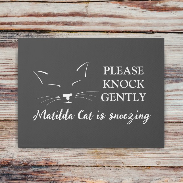 Funny Black and White Cat Gesicht Custom Quote Per Fußmatte (Please knock gently, your cat is snoozing doormat just for you. Add your cat's name)