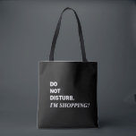 Funny Black and White Sprichwort Totbeutel Tasche<br><div class="desc">Witziges Sprichwort,  nicht stören,  ich kaufe Tote-Tasche. Weiße Schrift auf schwarzem Hintergrund. Offene Oberbänder und schwarze Doppelschultergurte für einfaches Tragen. Eine Übertragung,  die perfekt zum Geburtstag,  Muttertag oder Feiertag ist. Kimberly Brett.</div>