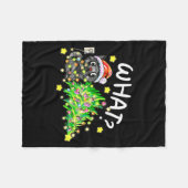 Funny Black Cat Gift Pushing Christmas Tree Over C Fleecedecke (Vorderseite (Horizontal))