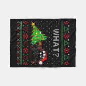 Funny Black Cat Gift Pushing Christmas Tree Over C Fleecedecke (Vorderseite (Horizontal))