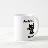Funny Black Cat "Juding You Silently" Sarcastic Kaffeetasse (VorderseiteRechts)