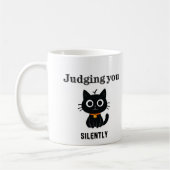Funny Black Cat "Juding You Silently" Sarcastic Kaffeetasse (Links)