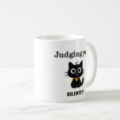 Funny Black Cat "Juding You Silently" Sarcastic Kaffeetasse (VorderseiteRechts)