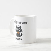 Funny Black Cat "Juding You Silently" Sarcastic Kaffeetasse (Vorderseite Links)