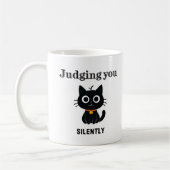 Funny Black Cat "Juding You Silently" Sarcastic Kaffeetasse (Links)