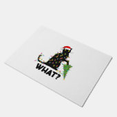 Funny Black Cat Pushing Weihnachtsbaum über Cat Ch Fußmatte (Schrägansicht)