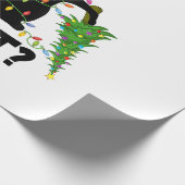 Funny Black Cat Pushing Weihnachtsbaum über Cat Ch Geschenkpapier (Ecke)