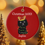 Funny Black Cat Weihnachten Zeichnend Monogram Red Keramik Ornament<br><div class="desc">Dieser niedliche Weihnachtsschmuck ist mit einem zeichn eines schwarzen Kätzchens in Weihnachtsbeleuchtung verpackt. Passen Sie dieses hübsche Rot-Urlaubssornament an für Freunde oder Familienmitglieder,  die ihr Kätzchen Lieben. Monogramm ihren Namen in Weiß unter der lustigen Katze.</div>