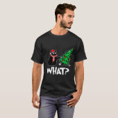 Funny Black Cat Xmas Pushing Christmas Tree Over C T-Shirt (Vorne ganz)
