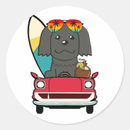 Funny Black Dog fährt zum Strand Runder Aufkleber