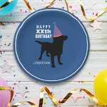 Funny Black Lab Hund Custom Geburtstag Pappteller<br><div class="desc">Der perfekte Teller für Hundefreunde - im Design steht eine schwarze Labrador Retriever Hunde-Silhouette mit einem Geburtstagshut. Füge deinen eigenen Text hinzu - "Happy ??th Birthday" und den Namen des Geburtstags. Niedliches, festliches, lustiges Design für alle, die Hunde Lieben und Geburtstag haben. Begleiter Liebhaber, Kinder, Eltern - fast jeder wird...</div>