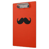 Funny Black Mustache auf Orange Red Background Klemmbrett (Links)